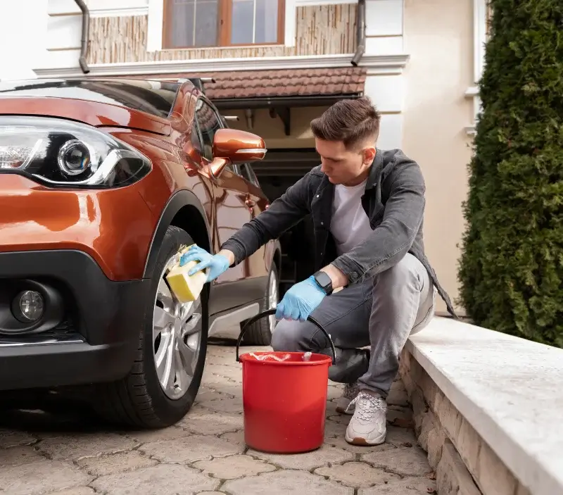Lavage auto à domicile Omps : professionnel intervenant sur un véhicule
